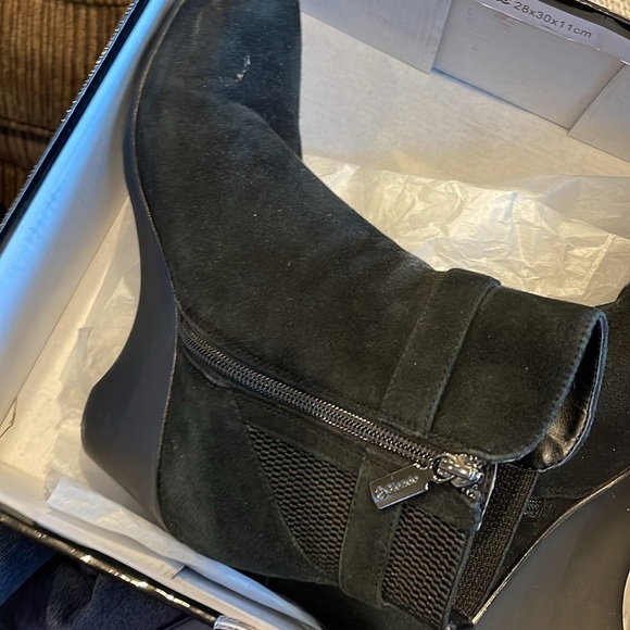 Blondo 'Liberata' Waterproof Suede Wedge Bootie Black Suede - Picture 1 of 12